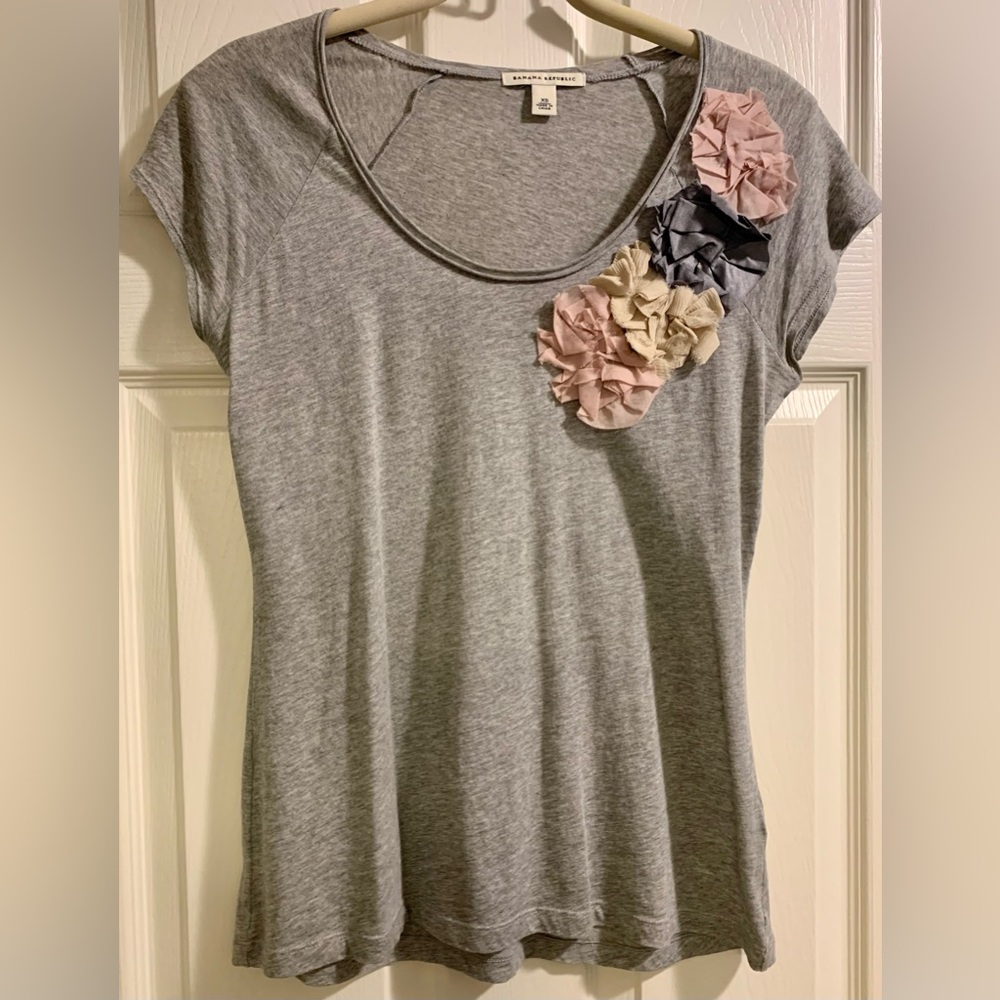 Banana Republic Heather Grey Embellished Tee with Fabric Flowers size XS